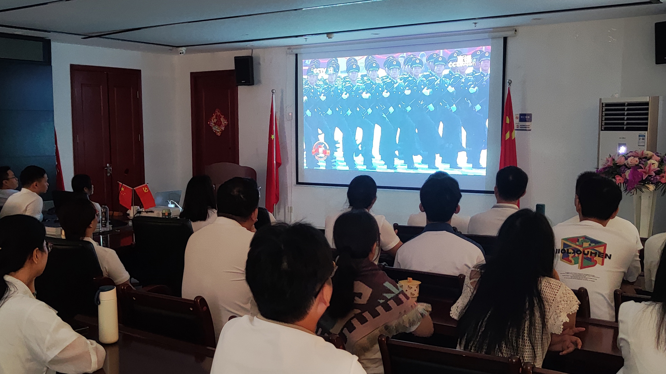 铭记历史 砥砺前行丨鸿凯家具组织员工观看阅兵仪式