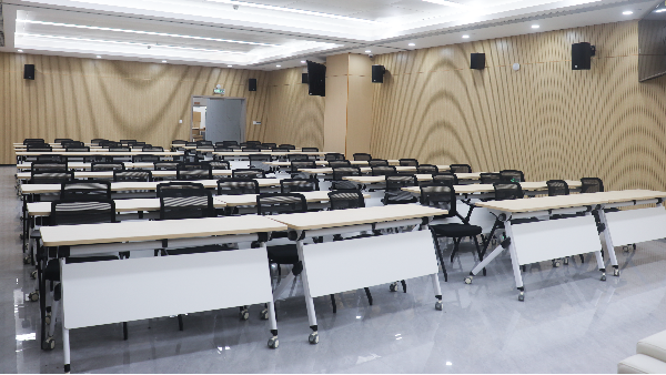 鸿凯家具 | 培训机构课桌椅该如何选择？