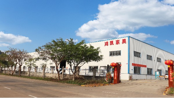 鸿凯家具 | 今天鸿凯家具工厂师傅在安装课桌椅