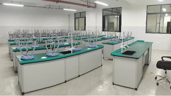 鸿凯家具  | 实验台家具的距离有哪些要求？