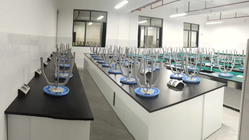 鸿凯家具：钢木实验台设计时不离不开的四个重要部件