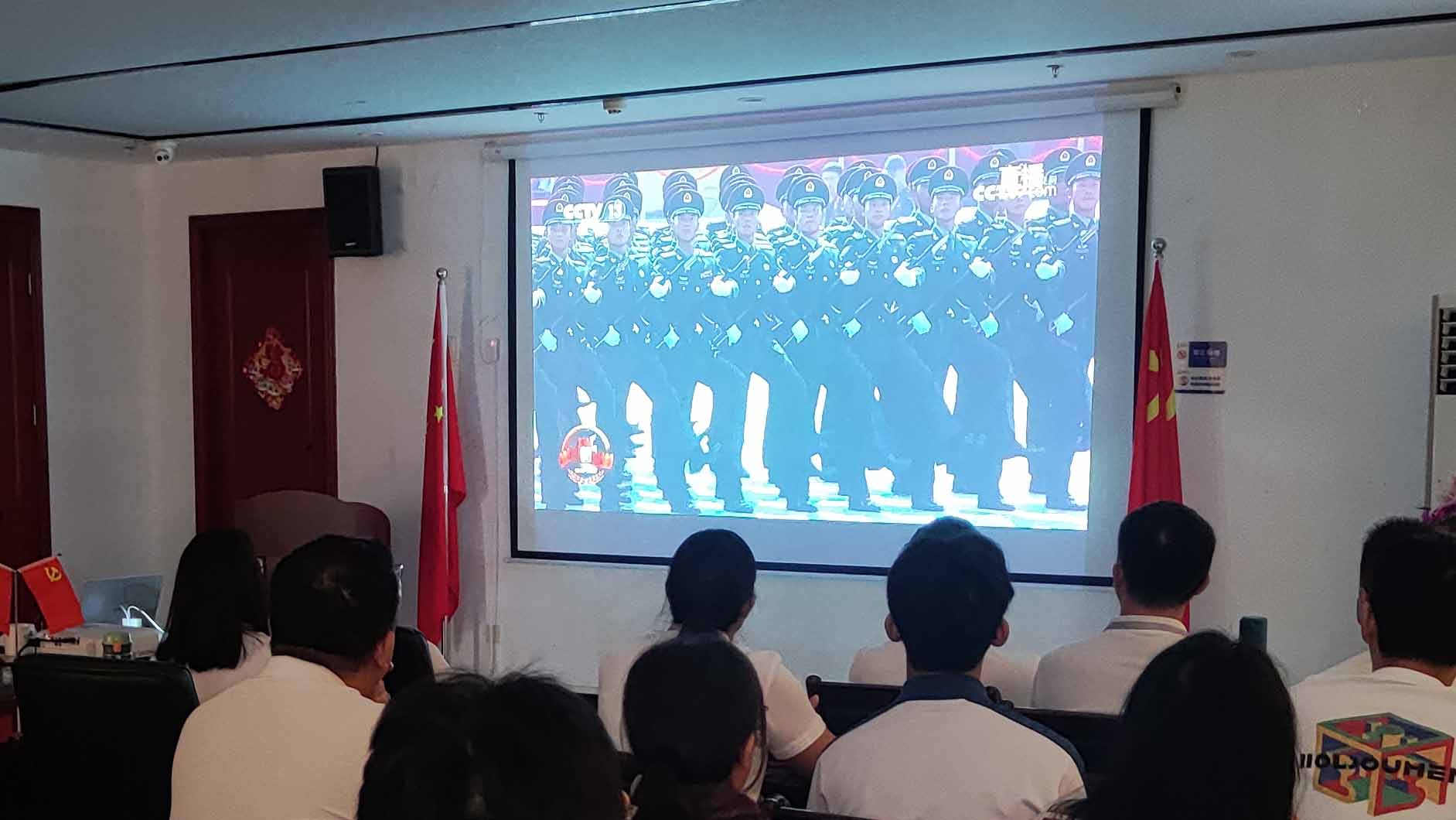 铭记历史 砥砺前行丨鸿凯家具组织员工观看阅兵仪式