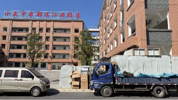柳州市第十五中学本部滨江西校区书架、阅览桌椅